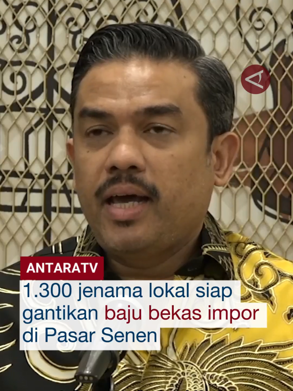 Kementerian Usaha Mikro, Kecil, dan Menengah (UMKM) akan mendorong penjualan pakaian buatan lokal untuk menggantikan dagangan baju bekas impor di Pasar Senen Jakarta dan Pasar Gede Bage Bandung. Menteri UMKM Maman Abdurrahman pada Senin (17/11) mengatakan sudah mempersiapkan 1.300 jenama lokal untuk dijual para pedagang thrifting. Simak berita terkini dan program-program menarik Antara TV di youtube Antara TV Indonesia dan antaranews.com/video! #antaratv #beritaterkini #infoindonesia #umkm #pakaian #buatanlokal #bajubekas #impor #mamanabdurrahman