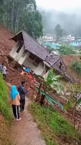 Berdasarkan informasi terkini pada Senin, 17 November 2025, bencana tanah longsor di Desa Pandanarum, Banjarnegara, Jawa Tengah, menimbulkan data korban sebagai berikut:  Jumlah pengungsi: Tercatat sebanyak 823 jiwa mengungsi (beberapa sumber menyebut 876 jiwa). Orang hilang: Sebanyak 27 orang diduga masih hilang atau dalam pencarian. Meninggal Dunia (MD): Ditemukan 2 orang meninggal dunia. Terjebak di hutan: Tidak ada informasi spesifik mengenai 34 orang terjebak di hutan. Namun, puluhan warga dilaporkan sempat terisolasi atau menyelamatkan diri ke area yang lebih aman, termasuk hutan, setelah longsor terjadi.  Tim SAR gabungan masih terus melakukan upaya pencarian terhadap korban hilang di Dusun Situkung, Desa Pandanarum, dan Gubernur Jawa Tengah juga telah meninjau lokasi untuk memastikan bantuan logistik serta rencana penyediaan hunian sementara bagi para pengungsi. #bencanaalam #longsor #banjarnegara #berandatiktok #viral 