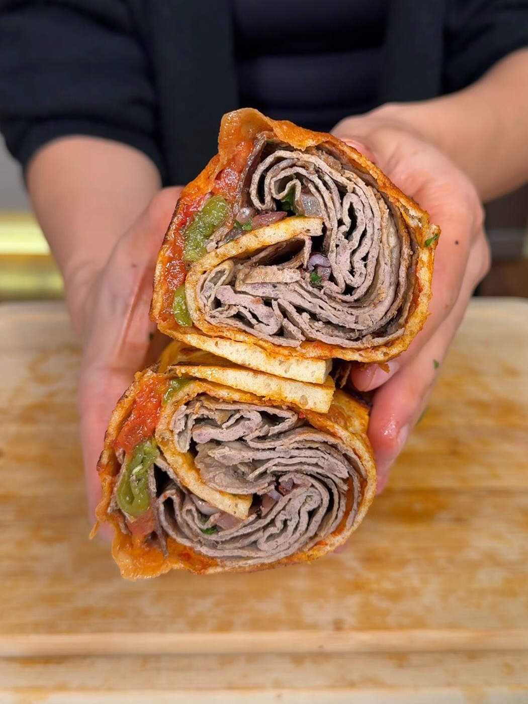 Weitere leckere Rezepte gibt es bei Instagram: Kristinas.healthylife 🥰 Viraler Yaprak Döner 🥙 wahrscheinlich das schnellste Döner Fleisch, was ihr zu Hause jemals machen könnt😍 Nährwerte pro Stk : ⬇️ 547 Kcal | 58 g KH |43 g E | 12g F Zutaten (für 4 Portionen): •4 Stk. Dürüm •650g Rinderhackfleisch light Gewürze: Salz, Pfeffer, 1 TL Paprika Edelsüss, 1/2 TL Chiliflocken, 1 TL More Spices Knobilicous @morenutrition.de * •1 Zwiebel ca. 85 g •80g Joghurt griechischer Art 2 % •4 Stk Grüne Spitzpaprika •ca. 160g Tomaten Für Dürüm bestreichen: •25g Ajvar •Ölspray Außerdem: •1 Rote Zwiebel, dünne Streifen Zubereitung: Das Hackfleisch zusammen mit dem Joghurt und Gewürzen (Paprikapulver, Knobilicous, Chiliflocken, Salz, Pfeffer) im Mixer vermischen. Optional: Die Zwiebel sehr fein schneiden und unter das Hackfleisch kneten. Das Hackfleisch in vier Rollen formen ( siehe abfiel) gemeinsam mit dem vorbereiteten Gemüse auf ein Backblech geben und ca. 25 Minuten bei 200 °C Ober-/Unterhitze garen. Die Dürüm-Fladen beidseitig mit Ajvar bepinseln und von beiden Seiten mit Ölspray besprühen. 5–10 Minuten vor Ende mit in den Ofen geben. Die rote Zwiebel in feine Streifen schneiden und mit dem Gemüse und dem Fleisch in den Dürüm geben, einrollen – fertig! 🌯🔥 Folge mir wenn du mehr Rezeptideen für deine Abnahme suchst 😊 Original Creator: @busezeynep #dürüm #proteinrecipe #rezepte #healthyrecipes #mealprep #fitfood #highprotein #foodvideo #rezeptidee #einfachkochen #leckerschmecker #abnehmen #abnehmen #viral #döner