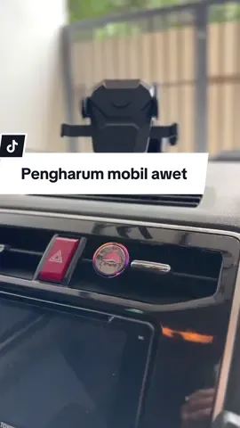 Kecil kecil cabe rawit ini sih. Cukup ditetes bikin mobil auto wangi. Jd ga perlu sering2 ganti deh. Kl udah pudar wanginya bisa pake oil essential apapun yg km punya di rumah✨ #cardiffuser #pengharummobil #capsen 