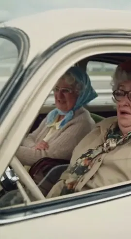 Czołg na ulicy 🚗💣 Bas głośniejszy niż rozsądek 😎🔊 Kiedy babcie komentują kierowców 😂👵 😂 Dwie babcie jadą samochodem i obserwują kierowcę w wielkim czarnym „czołgu”, który porusza się jakby paliwo miał z prenumeraty. Jego przyciemnione okulary wyglądają na ciemniejsze niż szyby w konfesjonale, a bas dudni tak, że słyszy chyba tylko własne „bum, bum”. Typowa scenka z życia, gdzie komentarze babć są trafniejsze niż niejeden kurs jazdy. Krótka chwila, a humor sam wskakuje do auta. 😄 This video is for entertainment and humor purposes only. Do not attempt to imitate any dangerous driving behavior. 💬 Napisz w komentarzu, czy też znasz takiego „czołgistę”! 👍 Polub, 🔔 subskrybuj i baw się razem z nami! #komedia #babcie #humor #polskadroga #kierowca #śmieszne #AIvideo #satyra Celem naszych filmów jest dostarczanie rozrywki i wiedzy, często poprzez satyrę. Nie traktujcie wszystkiego całkiem serio :) Ten materiał został wygenerowany z wykorzystaniem AI.