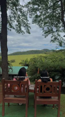 estar com pessoas que falam a mesma lingua que você, para você não precisar ficar traduzindo sua alma. <3 