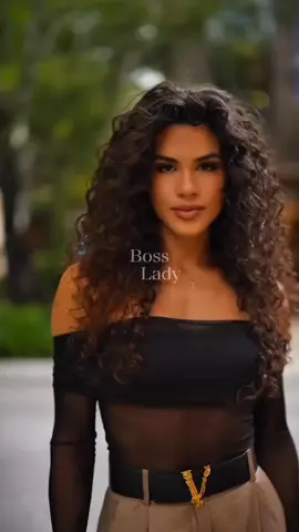 💼 Não preciso de holofotes, eu sou a luz. Quem tem brilho próprio não disputa espaço. 🔥 Siga pra aprender a brilhar com autoconfiança e classe. #Lifestyle #boss #future #amg #girl @Boss Lady 