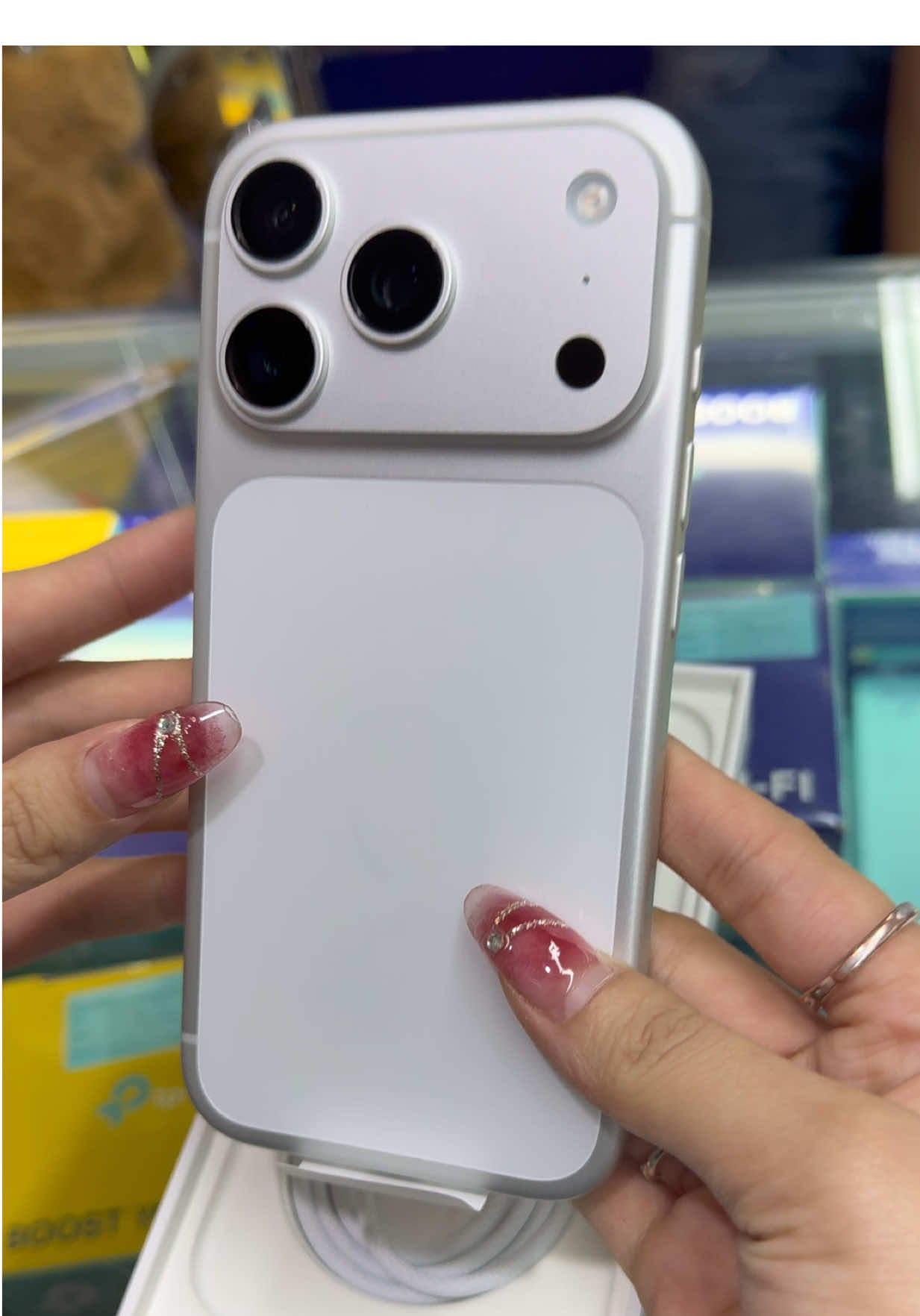 iPhone 17 Pro 🤍✨✅ 📍¡Encuentranos en  Dorado Mall, diagonal al  gran morriason, Antiguo Panafoto! 🚀¡Envíos a todo Panamá  desde nuestra sucursal  principal!!🚀 ⏰Horario: Lunes a Domingo,  de 9:30AM a 7:30PM.  ¡Te esperamos! Escríbenos al WhatsApp 6718-2888 para más información ℹ️ 👇 ➡️ 🔥‼️✅️ #iphone #17pro #blanco 