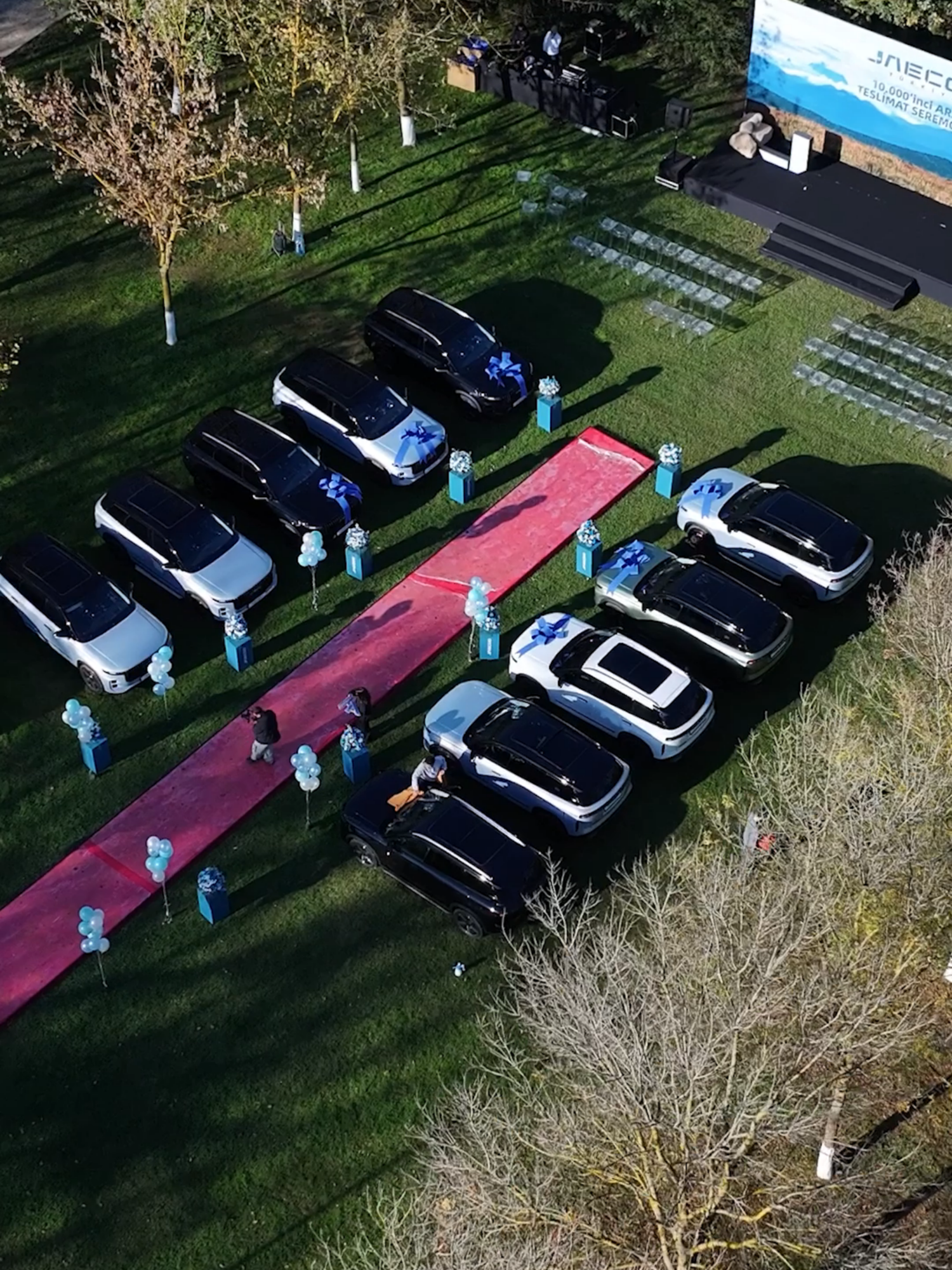 Gerçekleştirdiğimiz teslim töreniyle 10.000’inci JAECOO 7’yi sahibine teslim etmenin mutluluğunu yaşadık.  Bu özel günde JAECOO’nun Türkiye vizyonunu misafirlerimizle paylaştık, geleceğe dair yol arkadaşlığımızı konuştuk. JAECOO olarak, yolculuğumuza güvenen tüm kullanıcılarımıza teşekkür ediyor; konfor, güvenlik ve üstün sürüş deneyimini bir araya getiren JAECOO 7 ile Türkiye’de büyümeye devam ediyoruz. #JAECOO #JAECOOTürkiye #OffRoadSUV #KlasiğinÇokÖtesindeO #FromClassicBeyondClassic #4x4Gücüyle