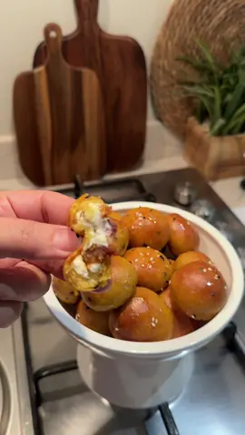 خبز المَلّة ميني – ألذ وصفة سهلة المكونات: 	•	كوب دقيق بر 	•	نص كوب دقيق أبيض 	•	ملعقة صغيرة خميرة 	•	ملعقة صغيرة بكنج باودر 	•	نص ملعقة صغيرة كركم 	•	ملعقتين صغار سكر 	•	ملعقة صغيرة ملح / ملعقة صغيرة حبة البركة 	•	٣ ملاعق صغار حليب بودر/ ثلث كوب زيت    •	نص كوب ماء + ثلث كوب ماء  الطريقة: 	نعجن كل المكونات مع بعض إلى أن تتكون عجينة لينة، اذا صارت معك خفيفه شوي يمكن تحتاج رشة دقيق ملعقة او ملعقتين اكل  	نتركها تخمّر ٤٠ دقيقة. 	بعدها نحط بيدنا شوي زيت نبدأ نشكلها ونحشيها جبن كيري وتمر. 	نتركها ترتاح ٢٠ دقيقة بعد التشكيل. 	ندهن الوجه بـ حليب سائل مخفف ونرش سمسم + حبة البركة. 	ندخلها الفرن من فوق وتحت لين تتحمر وتستوي. 	بعد ما تطلع من الفرن:  	◦	نذوب زبدة ونغمسها 	◦	وآخر شي نصب عليها عسل  وبالعافية عليكم❤️ #خبز المَلّة ميني #سلطانة الحربي #وصفات_سهله 