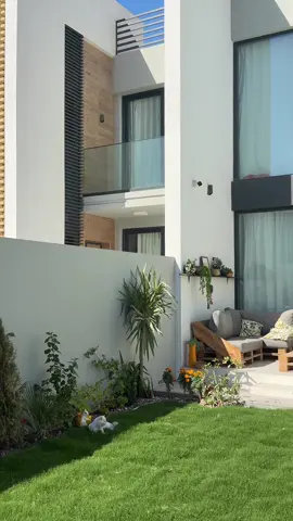 طريقة المعدس الكويتي على طريقتي نسلك تمن وعدس نص سلق ونخليهم على جنب. بقدر نخلي شوية سمنة ونشوح: 	•	بصل ناعم 	•	بطاطا ناعمة 	•	فلفل بارد 	•	فلفل حار 	•	نومي بصرة نضيف عليهم: 	•	طماطة ناعمة (كمية زينة) 	•	ملعقة معجون 	•	3 ملاعق عمبة 	•	بهارات + ملح + كركم + كاري + ماجي نقلبهم لحد ما تتسبك الخلطة، بعدها نضيف التمن والعدس فوقهم. نغطي القدر ونخلي المعدس يتهدر ربع ساعة على نار هادئة… ويصير طعمه خرافي 🤤� #اكلات #طبخات #العالم #وصفاتي #طبخ  ⁩