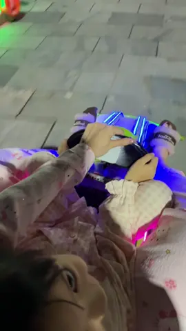 Hai chị em Hello Kitty đi cháy phố 🌝