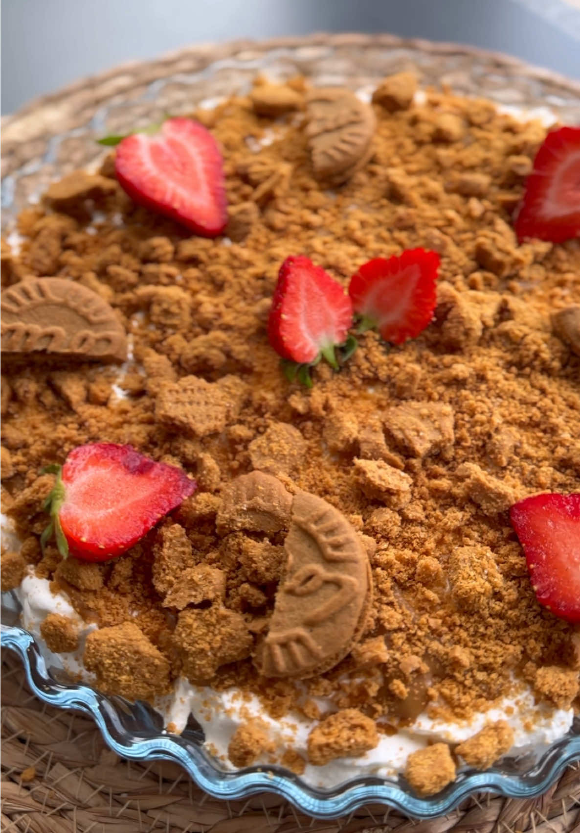 ولا شي 🥰بس حبيت قلكن انو هيك حلا مابياخد وقت  ولا بدو فرن وكتير طيب وخفيف  🥮واتوقع مابدو وصفة مبين #لوتس #biscoff #sweets #حلى_بارد 