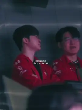 tạm biệt gumayusi lee minhyeong. nếu phải nói về sai lầm của chị trong suốt quá trình theo dõi đội tuyển này, chắc chắn là tuyên bố “nếu người cuối cùng rời t1 không phải faker, thì đó chính là gumayusi!” thật buồn cười đúng không, chị biết, em chính là người muốn chứng mình điều đó nhất, minhyeong mà chị biết dĩ nhiên sẽ không làm chị thất vọng, nhưng mà, bọn họ lại là người trực tiếp khiến tuyên bố của chị trở thành vũ khí giết chết con tim của chị lúc này, rằng bây giờ, hiện tại, chị đã đánh mất t1 gumayusi rồi, t1 gumayusi của chị, không thể là người cuối cùng cùng faker rời đi nữa rồi! chị đau lòng lắm, minhyeong à, nhưng chị biết, quyết định của em là cần thiết và tất yếu sau tất cả những điều kinh khủng họ đã làm cho em, chị đau lòng vì sau tất cả, bọn họ đã “thắng”, bọn họ đã thật sự biến em trở thành một người không thể giữ lời, chị ghét thật sự khi ai đó nói về em, rằng “tại sao tuyên bố sẽ kế thừa di sản sau này của faker mà lại rời đi như vậy?”  minhyeong thân yêu của chị, em xứng đáng có được những điều tốt nhất, xứng đáng được hạnh phúc, xứng đáng được cả vũ trụ này yêu thương và trân trọng, chị xin lỗi vì đến cuối cùng vẫn không thể bảo vệ em, vẫn phải nhìn em buồn bã ra đi dù đây chính là nơi “em thân thuộc nhất”, nơi này thật sự không xứng đáng với em mà .. thần của chị vẫn còn thi đấu, nên chị không thể vì em mà làm khác được, tuy nhiên em hãy nhớ, còn rất nhiều người ở nơi này vẫn yêu thương và trân trọng em rất nhiều, luôn dõi theo và cầu chúc những điều tốt đẹp đến với em! minhyeong à, mong mùa đông này em sẽ đến một nơi thật ấm áp, thật vui vẻ và hạnh phúc. mong mùa xuân nhẹ nhàng vỗ về tâm hồn và chữa lành những nỗi đau của em, mong mùa hè nắng tươi khiến nụ cười em ngập tràn sức sống và mong mùa thu gió mát xoa dịu tinh thần, để mỗi ngày trôi qua của minhyeong chỉ toàn những điều tốt đẹp! chị cảm ơn minhyeong vì đã bên cạnh thần của chị lâu đến vậy, đã 7 năm trôi qua rồi, mỗi ngày có em đều thật tuyệt, chị sẽ không bao giờ quên được. chị xin lỗi minhyeong, chỉ là xin lỗi em nhiều, mong em đừng nhớ những thứ đã làm em đau lòng, xin lỗi vì nơi này đã tổn thương em thật nhiều, không mong em tha thứ, và không mong em sẽ tha thứ. minhyeong à, hành trình phía trước, không thể cùng em đi, nhưng mong em bình an, hạnh phúc, vui vẻ, là từ tận đáy lòng chị ♡ #Gumayusi 