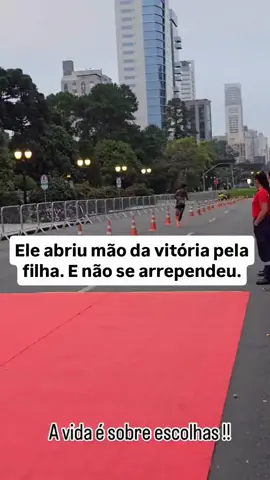 Ele estava quase vencendo, mas escolheu o abraço da filha em vez da medalha. Porque no fim, o maior troféu é o amor que carregamos no coração. 💖 Comenta “O amor sempre vence” se você também acredita nisso! ❤️✨ #AmorDePai #PaiEPai #AmorVerdadeiro #CorridaDaVida #EscolhasQueMarcam #InspiraçãoDoDia #EmoçãoPura #PaiPresente #VideoEmocionante #HistóriaReal #Viral #Fyp #ParaVocê #MomentoEmocionante #ConteúdoQueInspira #TikTokBrasil