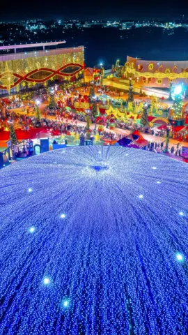 O Centro Cultural Oscar Niemeyer (CCON) se iluminou o Natal do Bem 2025. Promovido pelo Governo de Goiás, por meio da OVG e Goiás Social, o evento, consolidado em sua sexta edição como a maior celebração natalina gratuita do país, recebeu milhares de pessoas para a cerimônia de acendimento das luzes e a programação inaugural. A festa vai até o dia 4 de janeiro de 2026. O complexo de mais de 30 mil metros quadrados ganhou decoração inédita composta por 3 milhões de pontos de luz, esculturas 3D, túnel de LED imersivo, Floresta Mágica de Natal, vilas temáticas (gastronômica, dos brinquedos e do Papai Noel), carrossel, roda-gigante, trenzinho e uma Árvore de Natal de 40 metros, ponto alto das atrações. A abertura contou com a chegada do Papai e da Mamãe Noel, desfile natalino com 120 artistas e o espetáculo “Natal de Encantos – O Festival”, apresentado no Palácio da Música. Programação O Natal do Bem 2025 funcionará de terça a domingo, das 18h às 23h. A programação diária inclui a Cerimônia de Acendimento das Luzes (19h), o Desfile Natalino (19h15), atrações no Palácio da Música (20h), pocket shows no carrossel e na roda-gigante, apresentações no coreto e pocket shows temáticos na grande árvore e no trenzinho, culminando às 23h com a Cerimônia do Apagar das Luzes. A festa conta com espaços e serviços voltados à acessibilidade: intérpretes de libras, áreas reservadas para pessoas com mobilidade reduzida, empréstimo de cadeiras de rodas, atendimento médico e segurança reforçada. A produção do evento tem direção artística da D’Arte Entretenimento, em parceria com o Sesc, e patrocínio de empresas como Saneago, Flamboyant Shopping e Instituto, O Boticário, Sistema OCB, Equatorial e Fieg. Fonte: enquantoissoemgoias.com #dji #djiglobal #filmmakers #skypic #nataldobem