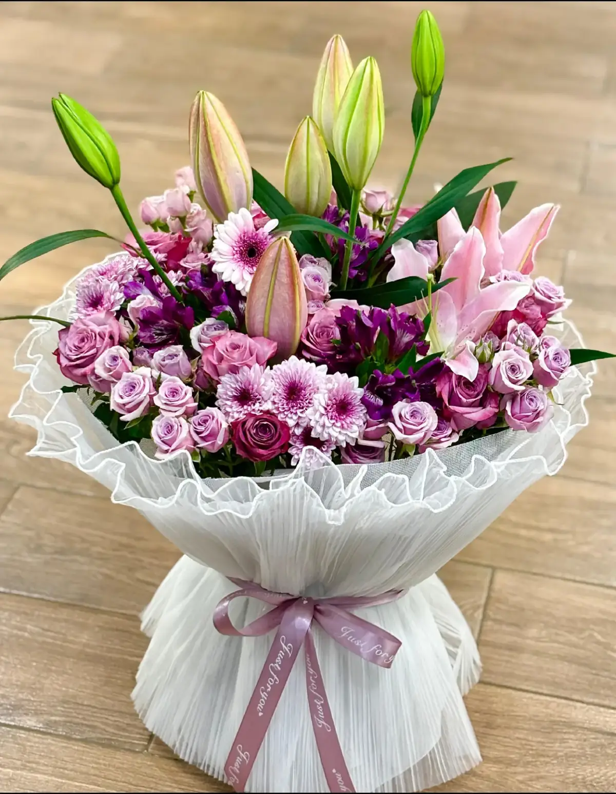 مساء الورد 💜 💐✨ تنسيق ورد طبيعي ✨💐 جمال طبيعي… ولمسات فاخرة تكمّل كل مناسبة! نوفر لك أجمل تنسيقات الورد الطبيعي بتصاميم راقية تناسب جميع المناسبات: ✔️ بوكسات ورد فاخرة ✔️ باقات تخرج ومواليد ✔️ تنسيق ورد للهدايا ✔️ تنسيقات طاولات وحفلات ✔️ تننسيق حسب الطلب وبألوانك المفضلة نختار الورد بعناية… ونرتّبه بذوق عالي ليعكس مشاعرك بأروع شكل 🌸❤️ كل باقة تُجهّز بروح فنية… وتوصل بأجمل صورة. 📞 للطلبات والاستفسار متاحين على مدار اليوم 🚚 توصيل متاح حسب المدينة #ورد_طبيعي #تنسيق_ورد #بوكسات_ورد #هدايا_ورد #ورد_طبيعي_فخم 