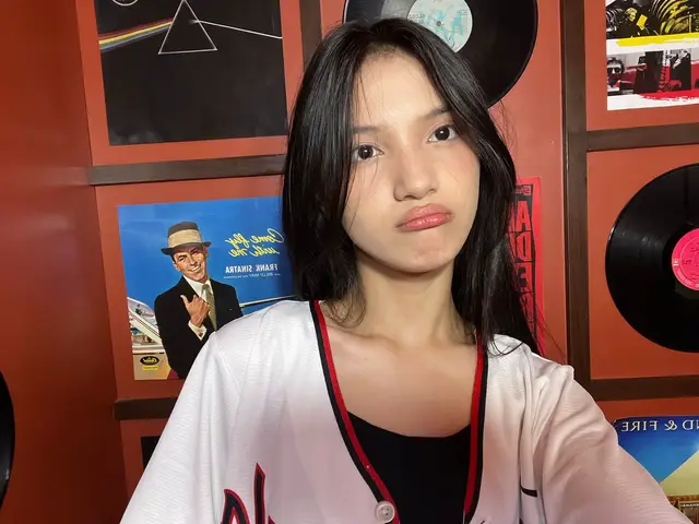 Mau kacamata ato nggak, kamu tetep cakep 😭🫠💐 tapi ini banyak banget pap nya 😭 Picture 1-3 Virgi Twitter 171125 22:12 Picture 4-18 Virgi Feed Instagram 171125 22:06 #virgijkt48 