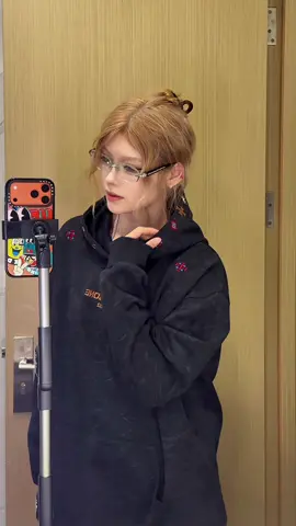 Thiết kế đơn giản nhưng có điểm nhấn, phù hợp phong cách tối giản mà vẫn muốn nổi bật. Nỉ dày ấm áp, thêu chất lượng cao giúp áo luôn giữ form.#xotitfashion #aohoodie #domuadong 