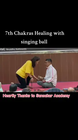 “चक्र सन्तुलन, जीवन सन्तुलन।” १. मूलाधार चक्र (Root Chakra) मेरुदण्डको आधारमा हुन्छ। स्थिरता, सुरक्षा र आत्मविश्वास दिन्छ। डर हटेपछि यो चक्र खुल्न थाल्छ। २. स्वाधिष्ठान चक्र (Sacral Chakra) नाभिको तल। रचनात्मकता, भावना र आनन्दको स्रोत। जीवनमा प्रवाह महसुस हुन्छ। ३. मणिपुर चक्र (Solar Plexus) नाभि माथि। शक्ति, निर्णय र आत्म–बल दिन्छ। “म सक्छु” भन्ने ऊर्जा यहीँबाट उठ्छ। ४. अनाहत चक्र (Heart Chakra) हृदयमा। प्रेम, करुणा, क्षमा र शान्तिको केन्द्र। हृदय खुल्दा सम्बन्धहरू सुध्रिन्छन्। ५. विशुद्धि चक्र (Throat Chakra) घाँटीमा। संवाद, सत्य बोल्ने साहस र अभिव्यक्ति। आवाज स्पष्ट र प्रभावकारी बन्छ। ६. आज्ञा चक्र (Third Eye) आँखा बीचमा। अन्तर्ज्ञान, ध्यान र स्पष्ट दृष्टि। जीवन बुझ्ने शक्ति बढ्छ। ७. सहस्रार चक्र (Crown Chakra) मस्तिष्कको शिखरमा। चेतना, आध्यात्मिकता र ब्रह्मसँगको एकत्व। मन शान्त र हल्का हुन्छ। #7thchakra #behappyalways #lifetransformation #sanskaracademy #fypシ゚ 