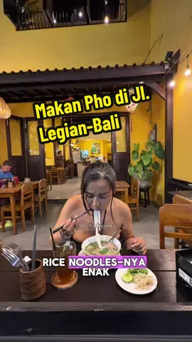 Kelaperan abis ngonten, akhirnya memenuhi craving pho di Mevui Legian. 🍜✨ Pho Saigon-nya enak banget — gurih, hangat, dan comforting! Makan sambil lihat suasana Legian di malam hari… perfect combo. 💚