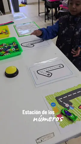 🧠 La estación del 1 🧠 Armé esta mesa con 5 actividades diferentes para reforzar el tema de los números.  Hoy comenzamos con el número 1. 🤭 Les encantó la parte donde deben de recoger con la paleta magnética las fichas. Aclaración: fue el primer acercamiento de mis peques a los números, la peque realiza el trazo incorrecto y para eso son estas actividades para corregir y que ella vayan realizandolo correctamente. Se hicieron varias actividades de trazo para que todos los peques lograran hacerlo bien.🫶 Las paletas imantadas con las fichas , las compré en temu. ☺️ . . . #maestraprimaria #docente  #actividadesparaniños #docente  #numeros 