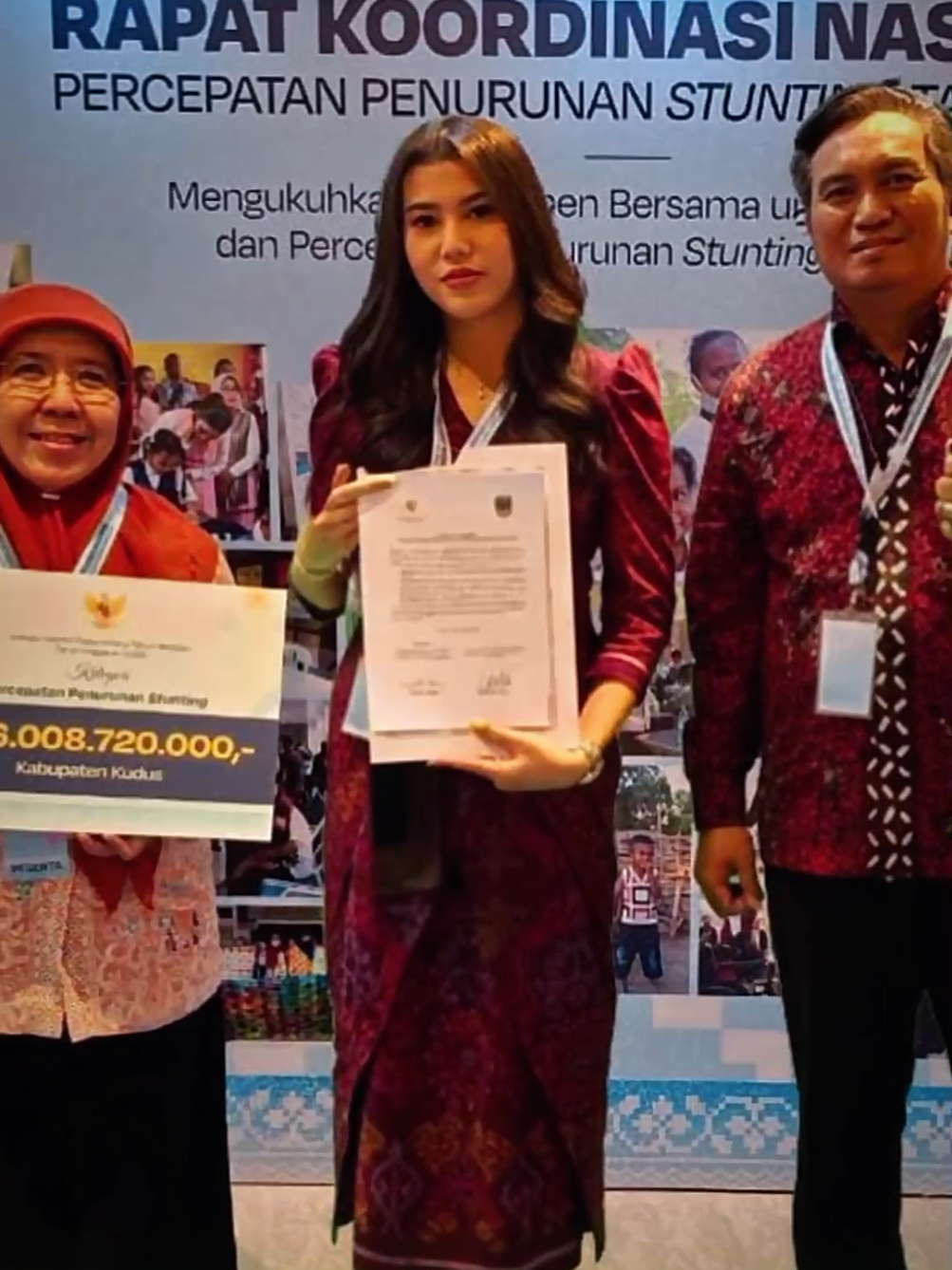 Rapat Koordinasi Nasional Percepatan Penurunan Stunting berlangsung di Auditorium J. Leimena Kementerian Kesehatan, Jakarta, Rabu (12/11/2025), dipimpin Wakil Presiden RI Gibran Rakabuming. Wakil Bupati Kudus Bellinda Birton hadir mengikuti jalannya pembahasan. Wapres menegaskan kembali komitmen Presiden Prabowo Subianto untuk menurunkan angka stunting melalui penanganan yang komprehensif. Kesamaan data lintas instansi juga penting agar intervensi bisa tepat sasaran dan terukur. Pada kesempatan tersebut, Pemkab Kudus menerima bantuan Rp6 miliar untuk percepatan penurunan stunting di Kabupaten Kudus. Wabup Bellinda memastikan dana tersebut akan dimaksimalkan demi memperkuat layanan kesehatan ibu dan anak, posyandu, serta edukasi gizi masyarakat. @bellindabirton  #bellindabirton #kudus24jam #fypage #kuduskotakretek #kudusviral 