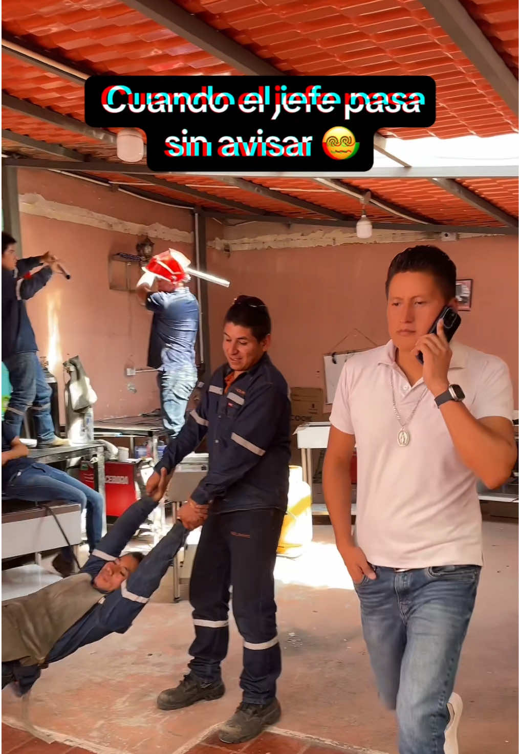 Siempre trabajando…❗️😅 #humor #trabajoenequipo #fyp #fypシ゚viral #calidad 