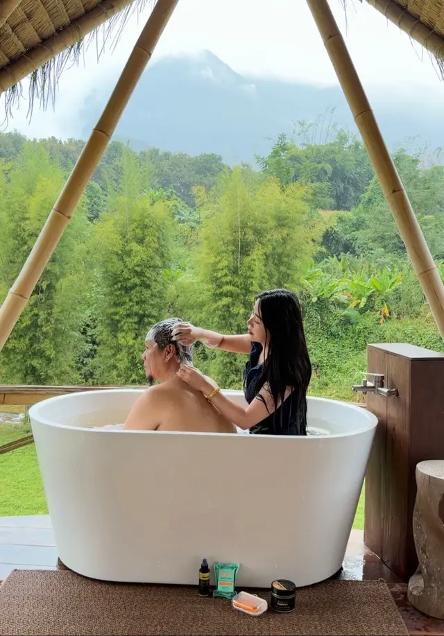 ทุกวันนี้เดินหน้าทำมาหากิน สร้างชีวิตให้ดีขึ้นๆไป  ดูแลหัวใจ ร่างกายเราให้ดี อยู่กับคนที่รักเราจริงๆและมีความสุขก็พอ 😍 อ่ะ วันนี้อยากมาสระผมชมภูเขา   จัดไปปปป ☺️