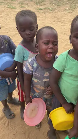 Criança chorando por causa da fome#africamoçambique #videoviral #vamosajudar 