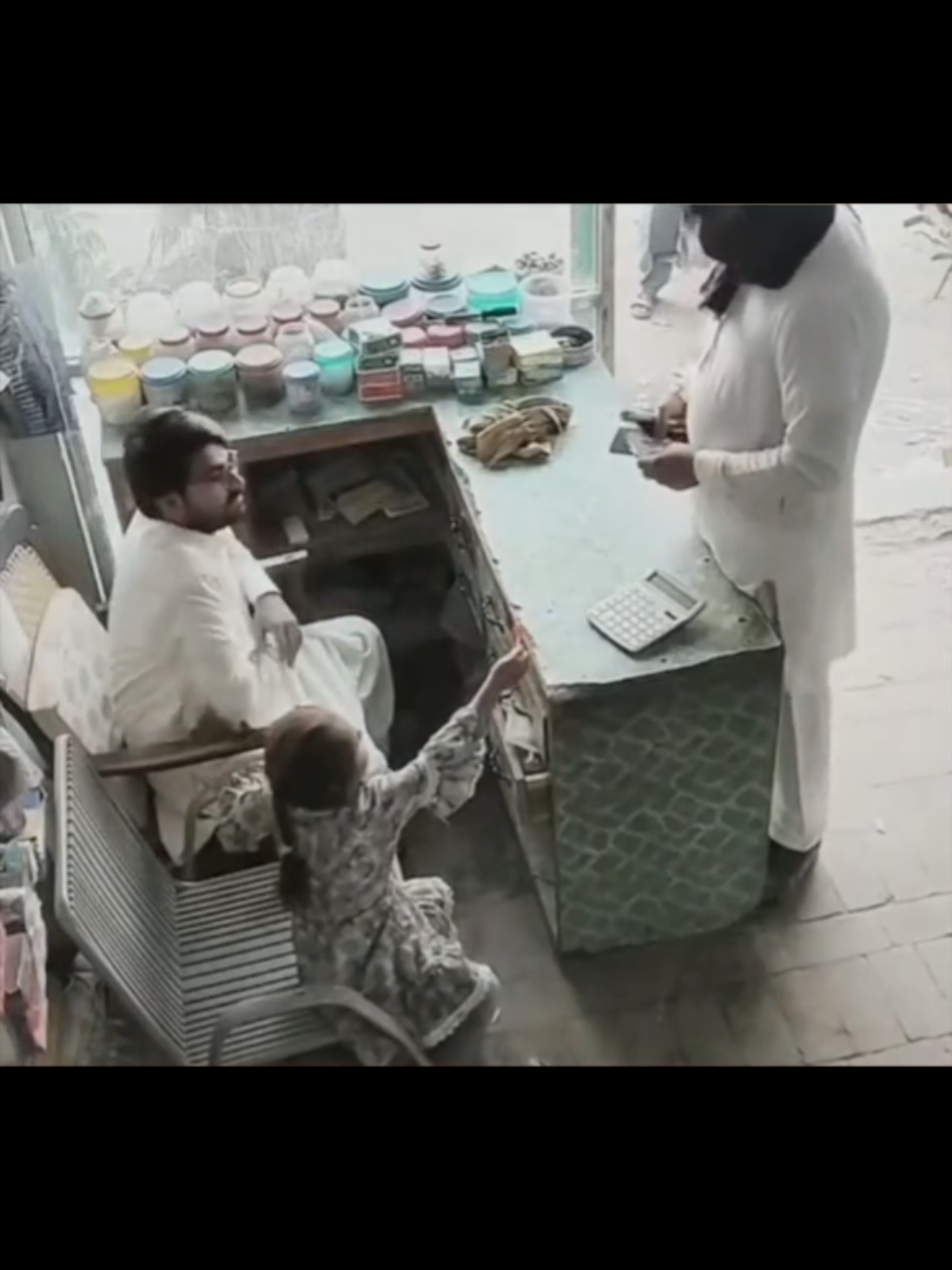 الطفله قامت بحركه عفويه انقذت اباها من السرقه 🥰#اكثروا_من_الصلاة_على_نبينا_محمد 