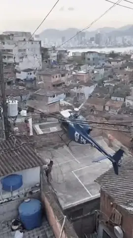 😱 helicóptero fica preso em fio de energia na favela. #acidente #viral #fyp 