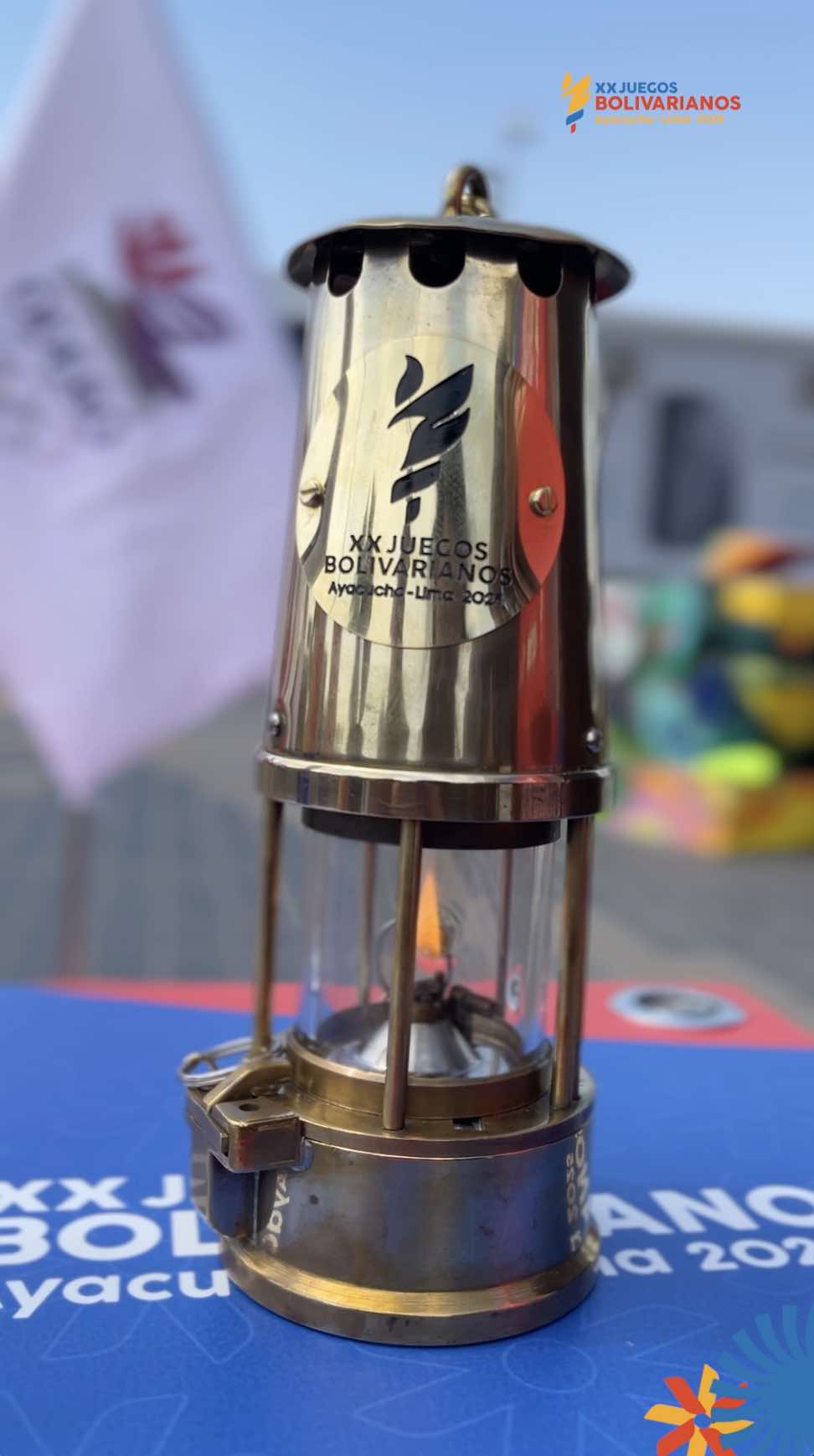 Este domingo se llevó a cabo la ceremonia de llegada de la Llama Bolivariana, encendiendo así la Antorcha de los XX Juegos Bolivarianos Ayacucho-Lima 2025. El acto protocolar contó con la presencia del presidente de la República, José Jerí; el ministro de Educación, Jorge Figueroa; el presidente del Comité Organizador, Sergio Ludeña; el presidente del Comité Olímpico Peruano, Renzo Manyari, entre otras personalidades. Durante la ceremonia, Sergio Ludeña enfatizó la relevancia del evento: 