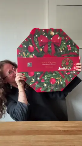 Comment j’ai hâte de l’ouvrir ! 😍 On l’ouvre ensemble en Décembre ? Il est au prix de 89,90€, pour une valeur de 150,90€ Il est magnifique et les produits sont incroyables 😮‍💨 Si vous cherchez un calendrier soin du corps, en mode spa, foncez chez @Rituals  #calendrierdelavent #rituals #cosmetics #sephoraalışverişim 