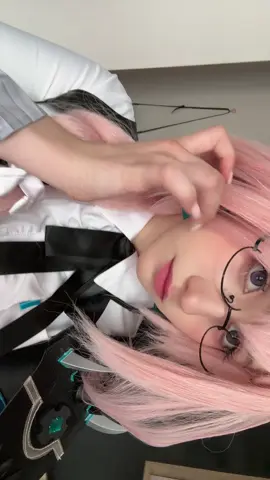 Чо за скример в начале  #yanagi #zzz #yanagicosplay #grove #cosplayergirl  Zenless Zone Zero (ZZZ) — это стильная и динамичная экшен-RPG от HoYoverse, действие которой происходит в современном урбанистическом мире, разрушенном загадочными аномалиями, называемыми Пустотами. Пустоты — это нестабильные измерения, в которых появляются опасные существа и аномальные ресурсы. После глобальной катастрофы почти весь мир был уничтожен этими аномалиями, и лишь один мегаполис — Нью-Эризу — смог выжить, научившись использовать Пустоты в свою пользу. Люди получили доступ к энергии и материалам из Пустоты, создав вокруг неё целую индустрию, но входить туда по-прежнему смертельно опасно. Чтобы управлять этой новой реальностью, появились Прокси — посредники, которые ведут команды бойцов в Пустоты, направляют их, поддерживают и помогают им выжить. Игрок в ZZZ выступает именно в роли Прокси, руководя разными командами исследователей, называемых Энтузиастами. Нью-Эризу представляет собой смесь неонового урбанизма, футуристической эстетики и уличной культуры. Это город, где переплелись технологии, магия Пустоты, криминальные группировки, частные агентства и правительственные структуры. В этом городе работают разные фракции, каждая со своей историей, характером и визуальным стилем. Например, одна из самых известных команд — Cunning Hares, состоящая из энергичных и хаотичных персонажей вроде Анби, Билли и Нико. Есть тяжёлая промышленная фракция Belobog Heavy Industries, использующая массивные механизмы и бронированные костюмы. Есть загадочная и изящная Victoria Housekeeping Co., где «дворецкие» и «уборщики» на деле оказываются демонами с собственными мотивами. Помимо них существуют подразделения полиции, спецотряды Пустоты, частные корпорации и многие другие группы, каждая из которых добавляет глубину игровому миру. Геймплей Zenless Zone Zero делает упор на быстрые и зрелищные бои. Игрок управляет командой из трёх персонажей, между которыми можно переключаться в реальном времени, создавая мощные комбо. Основой боевой системы является упор на уклонения, контратаки, тайминги, накопление энергии и активацию совместных «синхро-комбо», когда один персонаж плавно сменяет другого, продолжая атаку. У каждого героя свой стиль боя и оружие: мечи, дробовики, перчатки, молоты, энергетические устройства, даже музыкальная аппаратура — каждый агент играет свою роль, комбинируясь с остальными. Бои построены так, чтобы игрок ощущал постоянный ритм и поток движений, почти как в слэшерах уровня Devil May Cry, но в более доступной и ритмичной форме. Сюжет игры развивается через миссии, взаимодействие с фракциями и расследование событий, связанных с Пустотами. В центре истории — тайны Нью-Эризу, странные исчезновения людей, скрытые эксперименты, а также сила, которая стоит за аномалиями. Прокси постепенно узнаёт всё больше о природе Пустоты и о том, как различные группы пытаются использовать её ради власти, прибыли или спасения человечества. С каждым обновлением сюжет расширяется новыми главами, персонажами и событиями, постепенно раскрывая общую картину мира. В целом, Zenless Zone Zero — это смесь динамичного экшена, стильного визуального дизайна, насыщенного лора и музыкальной атмосферы, напоминающей современную уличную культуру, аниме и киберпанковую эстетику. Игра сочетает исследование, сюжет, боевую систему, коллекционирование персонажей, прокачку и разнообразие миссий, создавая уникальный мир, в который легко погрузиться.