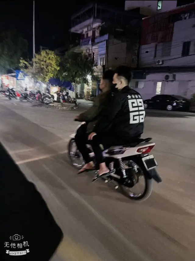 Phố năm ấy là phố đã cũ,quán năm ấy là quán bên đường,người năm ấy là người đã cũ,ta bây giờ là ta của phong sương...#xhhhhhhhhhhhhhhhhhhhhhhhhhhhhh #dungflopnuama🥺#caption #tiktokviral 