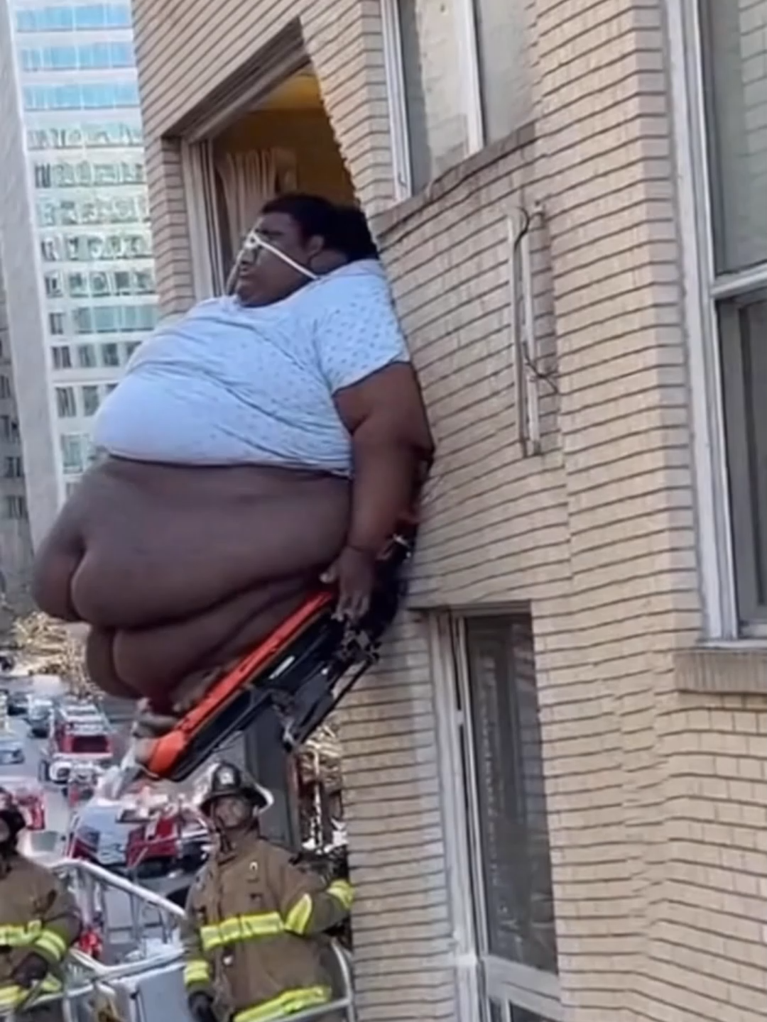 🚒A rescue that almost went wrong… 😳 During a high-risk evacuation, firefighters faced a terrifying moment: the patient : a man in a state of severe obesity, suddenly slipped off the stretcher while being brought out through the window. But thanks to a nearly invisible high-tension safety cable, the fall was instantly stopped, preventing what could have been a disaster. A real reminder of how intense and unpredictable rescue operations can be. 🙏 #RescueMission #Firefighters #Obese #StreetMoment