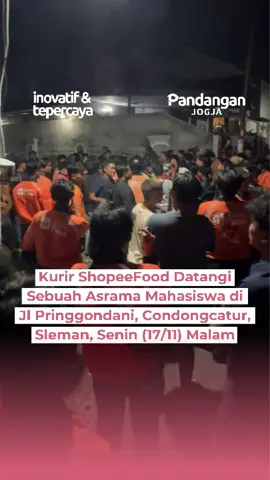 Massa yang terdiri dari kurir ShopeeFood mendatangi sebuah asrama mahasiswa di Jalan Pringgondani, Condongcatur, Depok, Sleman, pada Senin (17/11) malam.  Pantauan jurnalis Pandangan Jogja di lokasi, ada sekitar 100 kurir yang berkumpul, dan terus berdatangan hingga pukul 22.00 WIB. Polisi telah memblokade gang untuk mencegah massa masuk ke area asrama, sejumlah anggota TNI juga tampak ikut berjaga. Kedatangan para kurir ini dipicu oleh dugaan kasus penganiayaan yang dialami salah seorang kurir oleh salah satu oknum penghuni asrama pada Senin dini hari. Sebelum mendatangi asrama, massa dan korban juga sempat mendatangi Polresta Sleman untuk melaporkan dugaan penganiayaan tersebut. Aset: Video: Pandangan Jogja Artikel: Pandangan Jogja #kurir #ojol #shopeefood #mahasiswa #pandanganjogja 