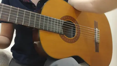 صارت عركه باصابيعي من وره اضافري 😭#guitar #🇮🇶 #iraq #تجربه_كانت_حياتي #بغداد 