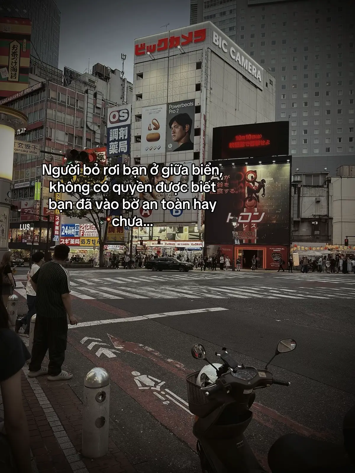 Người bỏ rơi bạn ở giữa biển, không có quyền được biết bạn đã vào bờ an toàn hay chưa…