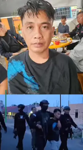 .  Ditresnakoba Polda Sumsel dibackup Satbrimob Polda Sumsel, berhasil menangkap CA, warga Desa Campang Tiga Ulu, Kecamatan Cempaka, OKU Timur, dalam penggerebekan Minggu (16/11). CA merupakan DPO narkoba yang terkenal licin, pernah mengerahkan preman kampungnya dan pelaku kriminal untuk melakukan perlawanan polisi yang akan menangkapnya, Juli lalu. Mengancam akan membakar polisi dan kendaraannya. 🎥Aset Ditresnakoba Polda Sumsel #sumateraekspres #dponarkoba #ditresnarkobasumsel #poldasumsel #robinhood   