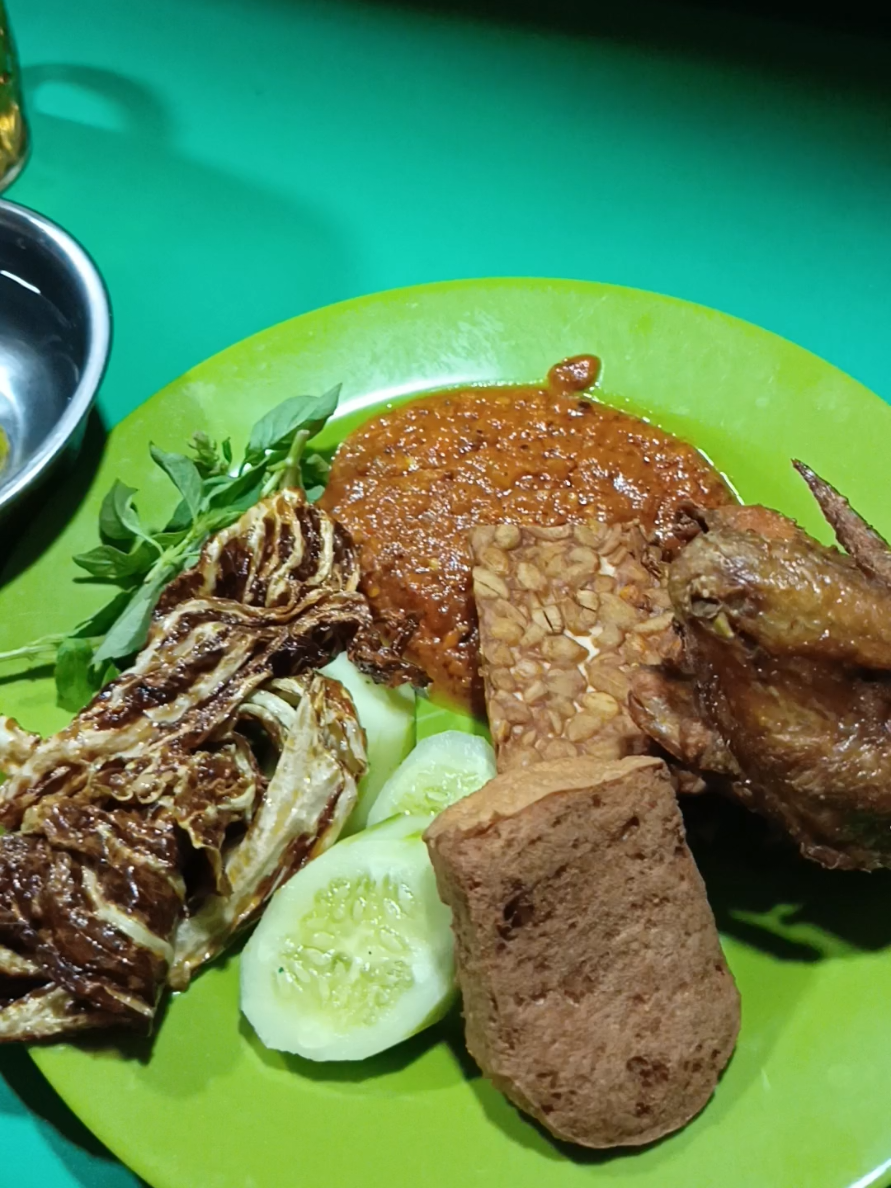 Lapar malam malam Pecel ayam kreteg Ciomas  #mentahan #mentahanvideo #pecelayam #fypp 
