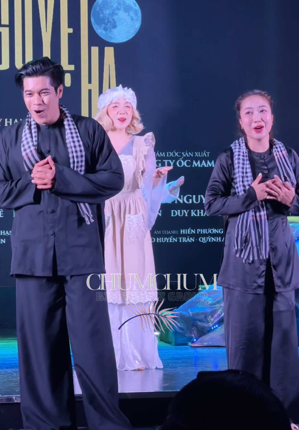 Phần kết đầy mãn nhãn của các diễn viên trong vở diễn Nguyệt Hạ do NSUT Ốc Thanh Vân làm đạo diễn #NSNDHongVan #leonakhanhtien #nsutocthanhvan #NguyetHaByChumChum
