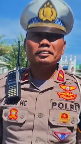 Pelaksanaan hari pertama Operasi Zebra Seulawah 2025 di Kota Banda Aceh berlangsung dengan aman dan tertib. Petugas Satuan Lalu Lintas melakukan pemeriksaan terhadap pengguna jalan di sejumlah titik strategis guna meningkatkan kepatuhan masyarakat terhadap aturan berlalu lintas. Dalam kegiatan tersebut, petugas mendapati beberapa jenis pelanggaran, di antaranya pengendara yang tidak menggunakan helm standar serta pengemudi yang tidak memiliki Surat Izin Mengemudi (SIM). Terhadap pelanggaran yang sifatnya berpotensi menimbulkan bahaya, petugas menerbitkan lembaran tilang sesuai prosedur. Sementara itu, beberapa pelanggar lainnya diberikan teguran dan pembinaan agar lebih disiplin saat berkendara. Kompol Mawardi selaku Kasat Lantas Polresta Banda Aceh menegaskan bahwa Razia Operasi Zebra Seulawah 2025 ini bertujuan untuk meningkatkan keamanan, keselamatan, ketertiban, dan kelancaran lalu lintas di wilayah Kota Banda Aceh. Diharapkan melalui kegiatan ini, masyarakat semakin memahami dan mematuhi ketentuan yang berlaku demi keselamatan bersama. #OperasiZebra2025 #PolriPresisi #polantasacehhadiruntukmasyarakat #poldaacehmeutuaenujuacehmeusyuhu #stoppelanggaran untuk  @korlantaspolri.ntmc  @ditlantas.aceh  @divisihumaspolri  @bidhumaspoldaaceh  @humaspolrestabna  @spripimpoldaaceh  