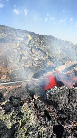 🌋 ETNA: dove l’uomo incontra il vulcano Ci sono momenti sull’Etna in cui tutto si riduce all’essenziale: il calore della lava, il silenzio sospeso dell’altitudine e quel gesto antico che racconta più di mille parole. Qui, da generazioni, l’uomo incontra il vulcano. Lo osserva, lo studia, lo rispetta. E quando possibile, lo tocca, come facevano i nostri padri e i nostri nonni. Nel video si vede una pratica storica e identitaria: la realizzazione di oggetti attraverso il recupero di frammenti di lava incandescente direttamente dal canale di scorrimento lavico. Un gesto antico, tramandato nel tempo, che non era soltanto un mestiere ma una forma di unione profonda tra il vulcano e l’uomo. Un modo per trasformare ciò che nasce dal fuoco in memoria, cultura e vita quotidiana. Oggi, come allora, questo gesto non è folklore: è scienza, è tradizione, è memoria viva. È la testimonianza di un legame che non si spezza mai. 👉🏻@guidevulcanologiche  🌐 guidevulcanologicheetna.it #etna #volcano #nature #viralvideos #travel  ⸻ Se vuoi, posso prepararti anche: ✨ una caption breve e d’impatto per TikTok ✨ una versione più tecnica per YouTube ✨ una versione emozionale e verticale per Instagram Stories.