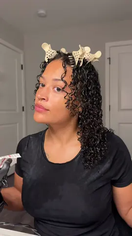 First time time trying these clips and will definitely add them to my routine!  #curlyhair #curls #washandgo #bouncecurl #volumehairhacks 