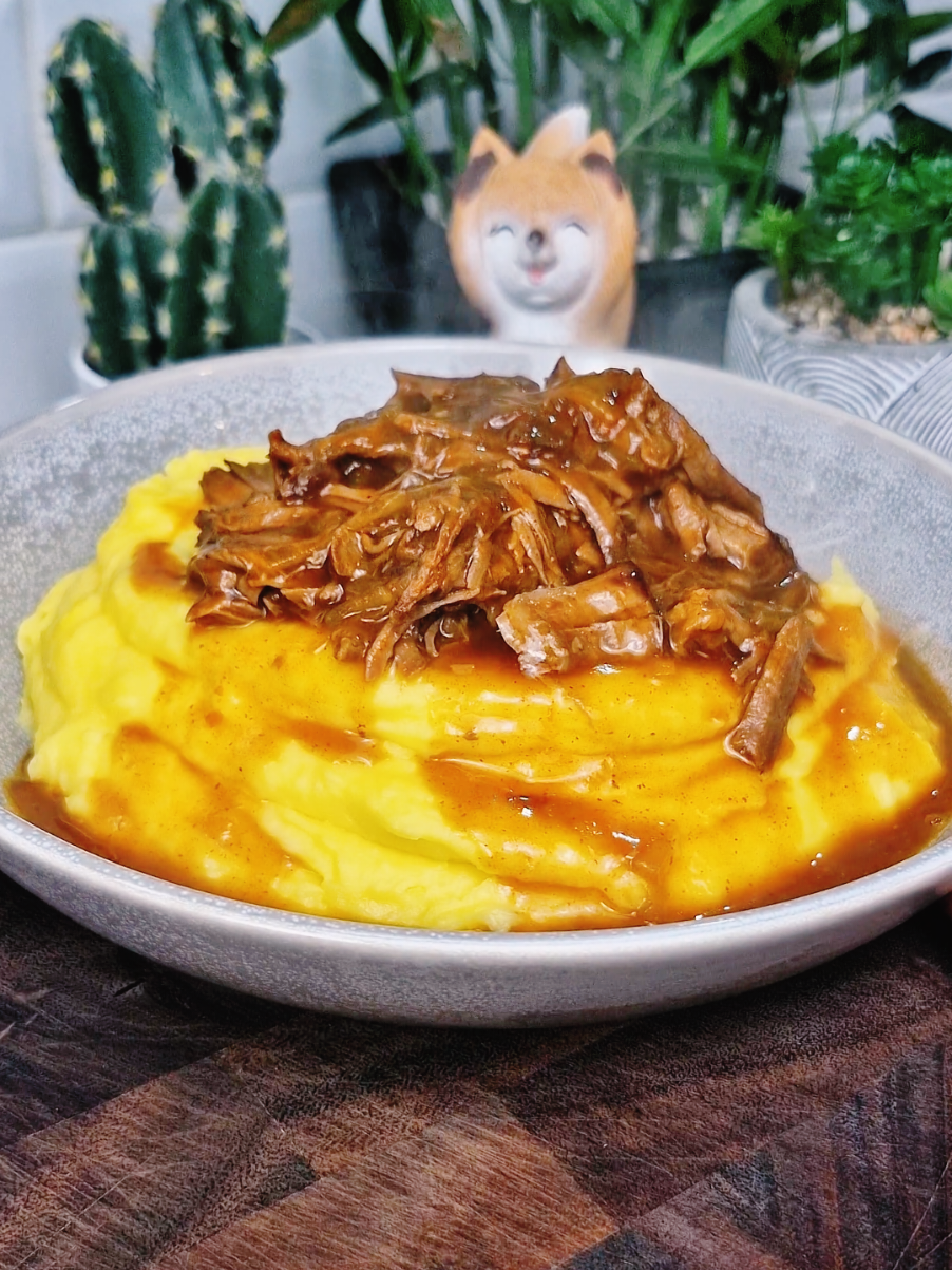 Effiloché de bœuf ultra fondant  👉 Ingrédients : 🥩 1 kg de paleron 🧅 2 oignons 🧄 2 gousses d’ail 🍲 Bouillon de bœuf 🌶️ 2 càs de paprika 🍅 2 càs de concentré de tomate 🥫 1 càs de sauce Worcestershire 🫙 Huile de pépin de raisin 🌿 Feuilles de laurier 🧂 Sel & poivre 📌 Mijoté longtemps = résultat garanti 🤩 #effilochédeboeuf #recettefacile #cuisinefaitmaison #paleron#boeuf 