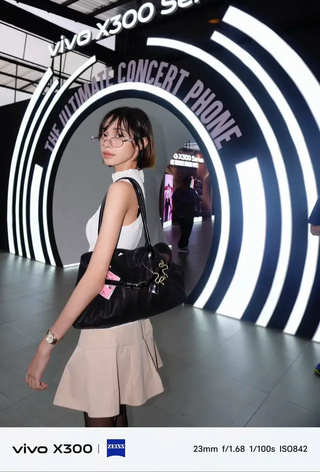 From work beats to weekend vibrations, the vivo X300 Series has my back all day. @vivo MY  #vivoX300series #TheUltimateConcertPhone #X300ZEISSImageGoFurther #vivoMalaysia