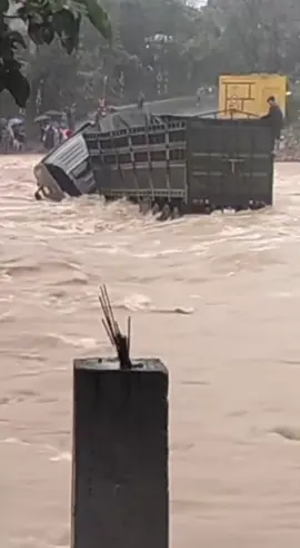 tai xế cố chấp phá chắn lao qua dòng nước xiết..hậu qua giờ mất tích xe thi bị trôi.#muachimualam.