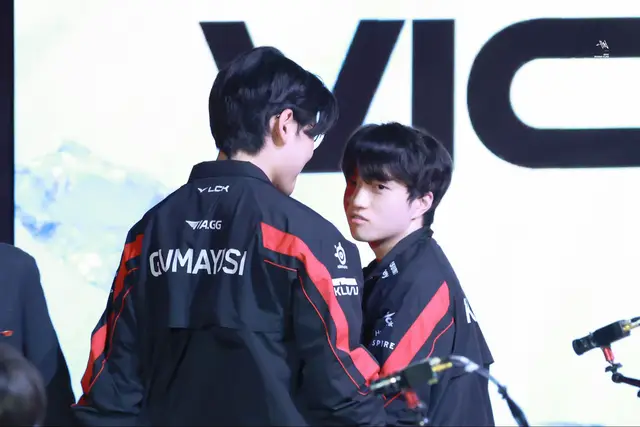 goodbye is so hard…. #gumayusi #keria #t1 