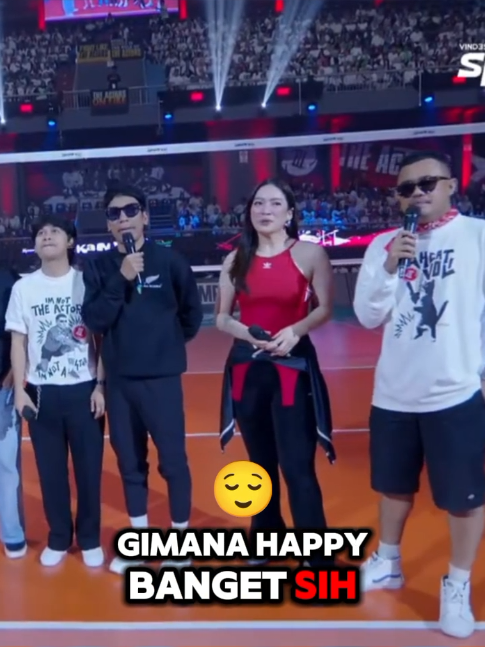 Kedatangan Para Komentator Yolla Yuliana datang ke lapangan bahkan voli 3 dengan aura tinggi menjulang, berdiri di samping Indra Jegel yang langsung terlihat mini dan bikin satu tribun tertawa. Desta dan Rigen ikut masuk sambil ngelempar jokes, bikin penonton makin panas meski pertandingan belum mulai. Opening yang chaotic, seru, dan khas Vindes. KATA KUNCI PEMAIN / HOST / KOMENTATOR Komentator: Yolla Yuliana, Desta, Rigen, Indra Jegel The Actors: Lukman Sardi, Dion Wiyoko, Dwi Sasono, Chicco Jerikho, Baskara Mahendra, Bryan Domani, Marcell Darwin, Edo Borne, Tanta Ginting, Ricky Harun, Oki Rengga (Wildcard) The Musician: Ariel Noah, Duta Modjo, Kunto Aji, Marcello Tahitoe, Nyoman Paul, Sal Priadi, Rizky Febian, Oslo Ibrahim, Rekti Yoewono, Teddy Adhitya, Vincent Rompies (Wildcard) #vindes #bahkanvoli #fyp #viral #trending