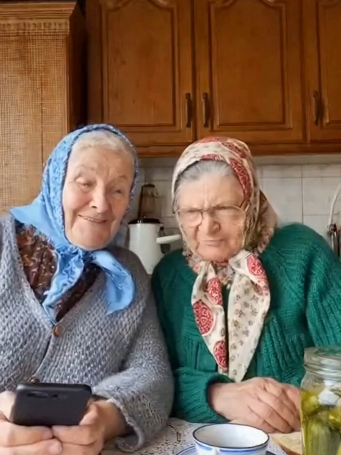 „Selfie po babcinemu” 🤳😂 Kacze dzioby i wielkie oczy! 🦆😅 Kiedy babcie odkrywają modę na selfie 🤳✨ 😂 Krótka, ciepła scenka o tym, jak dwie starsze panie próbują zrozumieć współczesne „selfie”. Rozmowa o dziubkach, zdjęciach i młodzieżowych zwyczajach szybko zamienia się w zabawną obserwację codzienności. 🤳 Humor jest lekki, domowy, jak z życia polskich bloków. Ta sytuacja pokazuje różnicę pokoleń, ale też dużo serdeczności i śmiechu. Młodość ma swoje mody… a babcie mają swoje komentarze. 😄 This video is for entertainment and humor purposes only. 💬 Zostaw komentarz, jeśli też masz w rodzinie ekspertów od „selfie”! 👍 Polub, 🔔 subskrybuj i baw się z nami! #komedia #babcie #selfie #humor #polskiblock #śmieszne #AIvideo #pokolenia Celem naszych filmów jest dostarczanie rozrywki i wiedzy, często poprzez satyrę. Nie traktujcie wszystkiego całkiem serio :) Ten materiał został wygenerowany z wykorzystaniem AI.