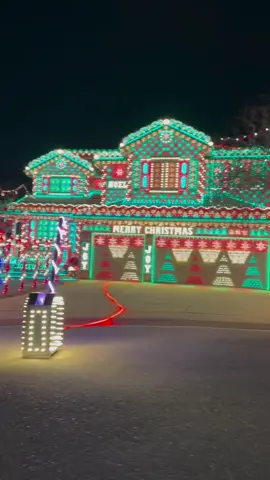 These are the BEST decorations you will EVER see!🎄 @hazardsgingerbreadhouse (Instagram) #christmas #food #xmas #decor #bestofchristmass 