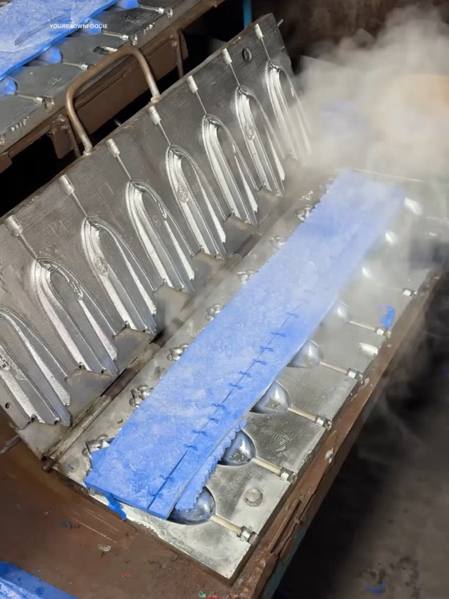 Classic Rubber Flip-Flops Being Made in a Local Factory #factoryprocess #oddlysatisfyingvideo  #handmadeproduction #manufacturing #asmrprocess